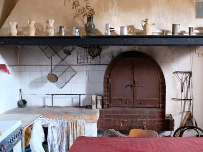 Quest�ultimo ambiente conserva un bel camino...